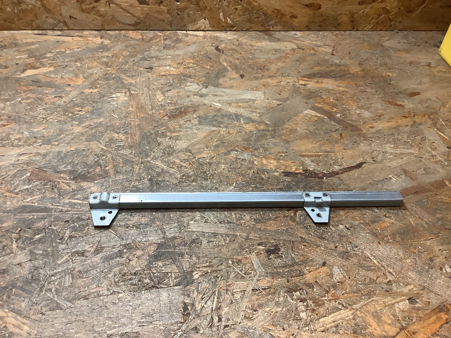 Mitsubishi Befestigungsschiene Türglas hinten links Original Mitsubishi NEU