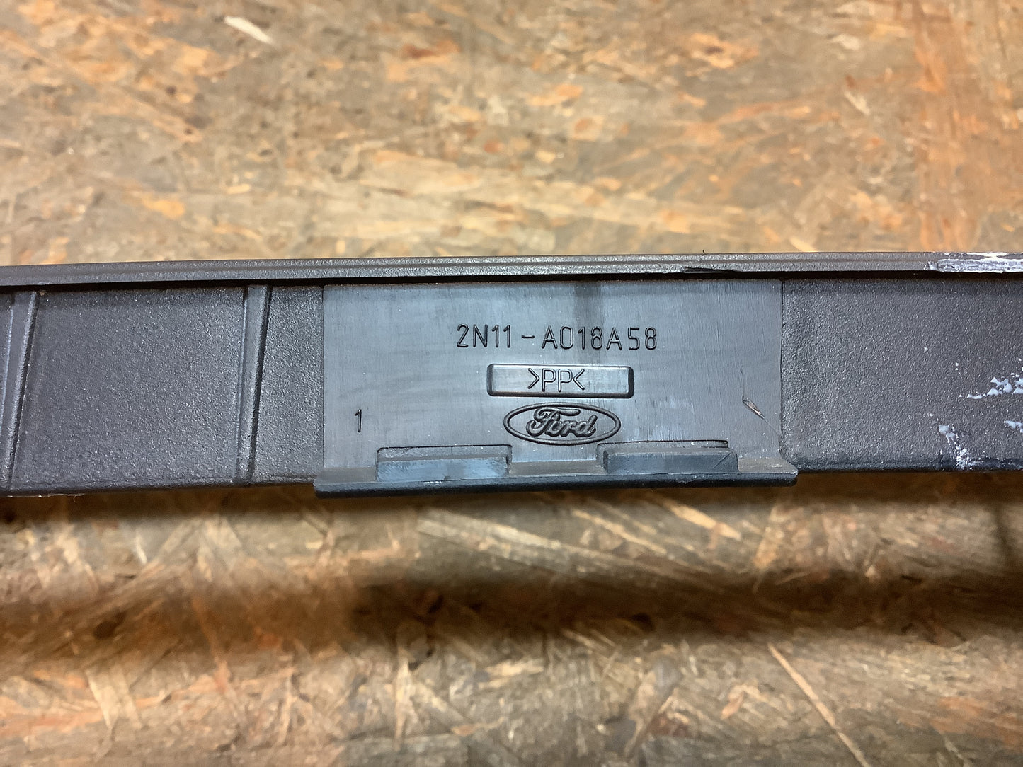 Ford Fiesta (Be256, MK5) - Ford Focus (MK1) Frontschürze, Kühlergrill Original Ford NEU