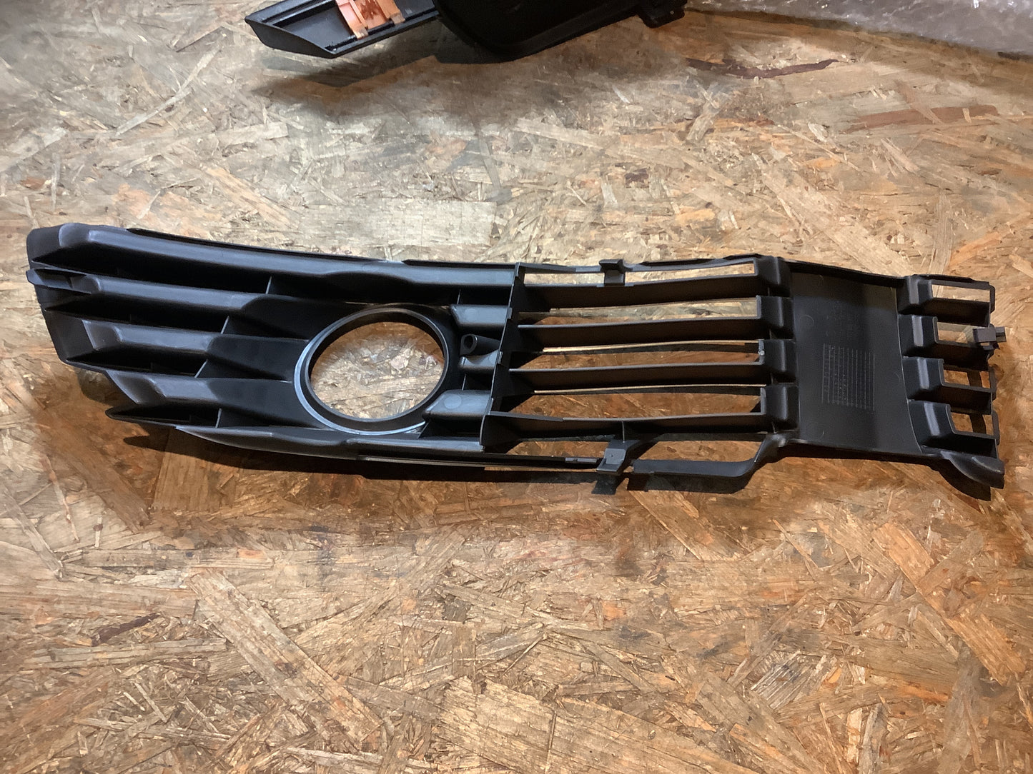 Passat B5 Bj 96-2005 Leiste links mit Nebelscheinwerfer Aussparung Original VW NEU