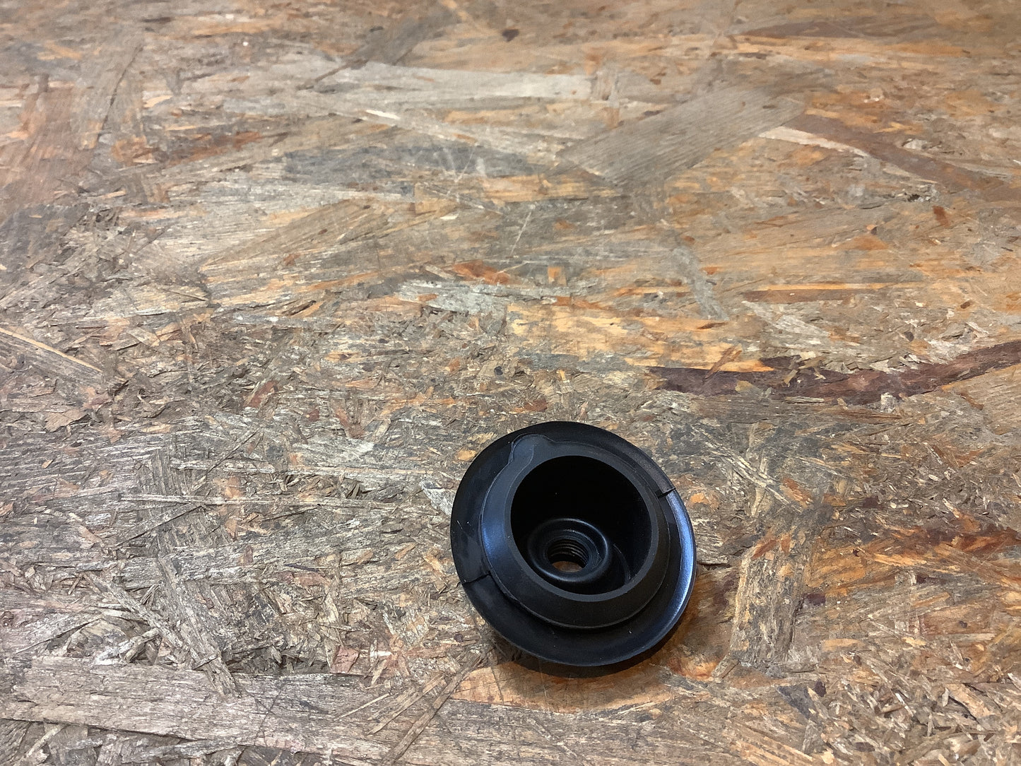 Mitsubishi Mirage J (Schrägheck) 4FA/F Tülle, Gummi, Scheibenwischer hinten Original Mitsubishi NEU