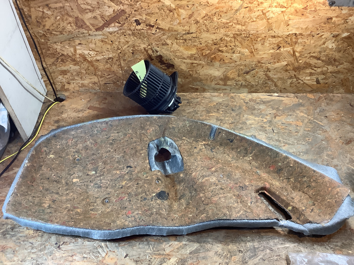 Opel Kadett E Radhauskasten hinten rechts Original GM NEU