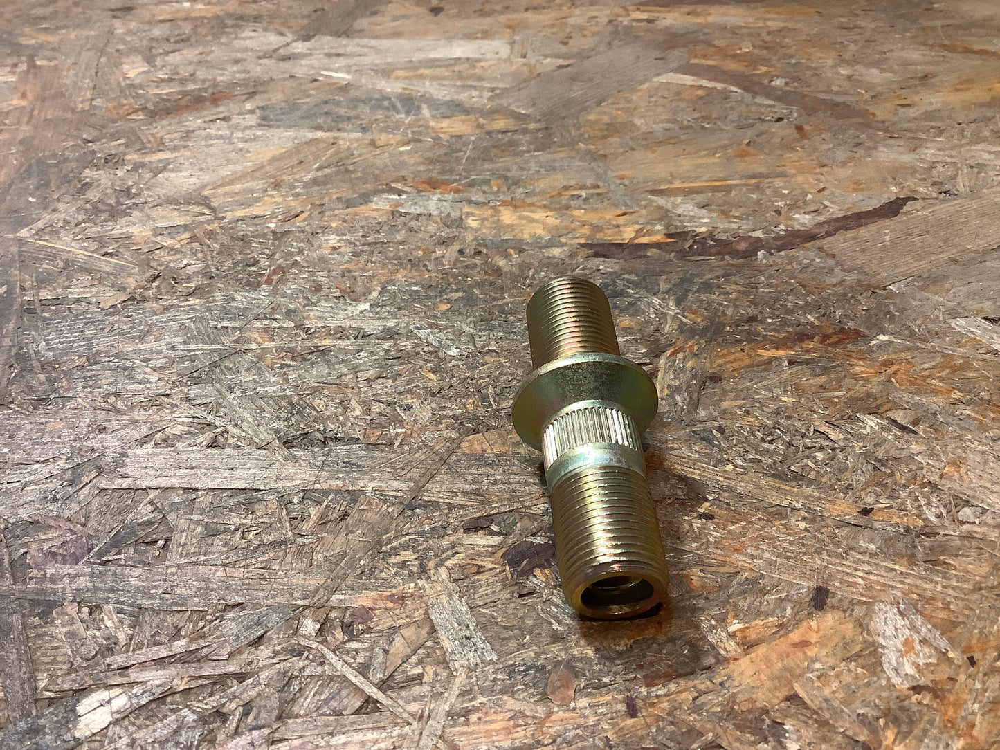 Mitsubishi Canter, Fuso Radbolzen, rechts Original Mitsubishi NEU