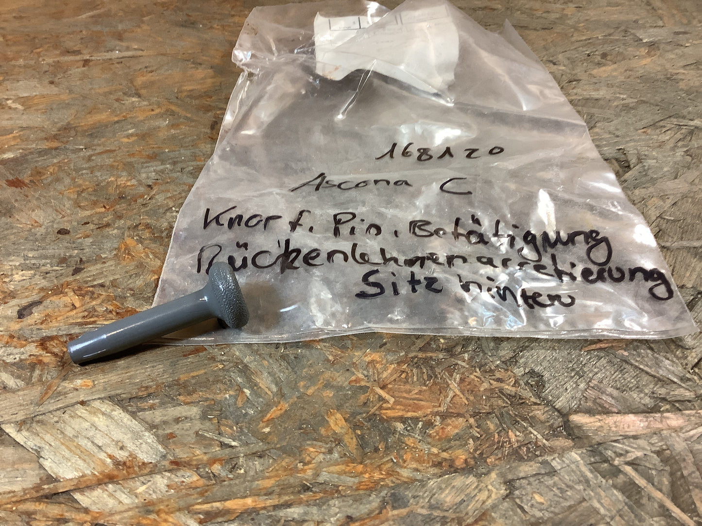 Ascona C Knopf, PIN, Betätigung Rückenlehnenarretierung Sitz hinten Original Opel NEU