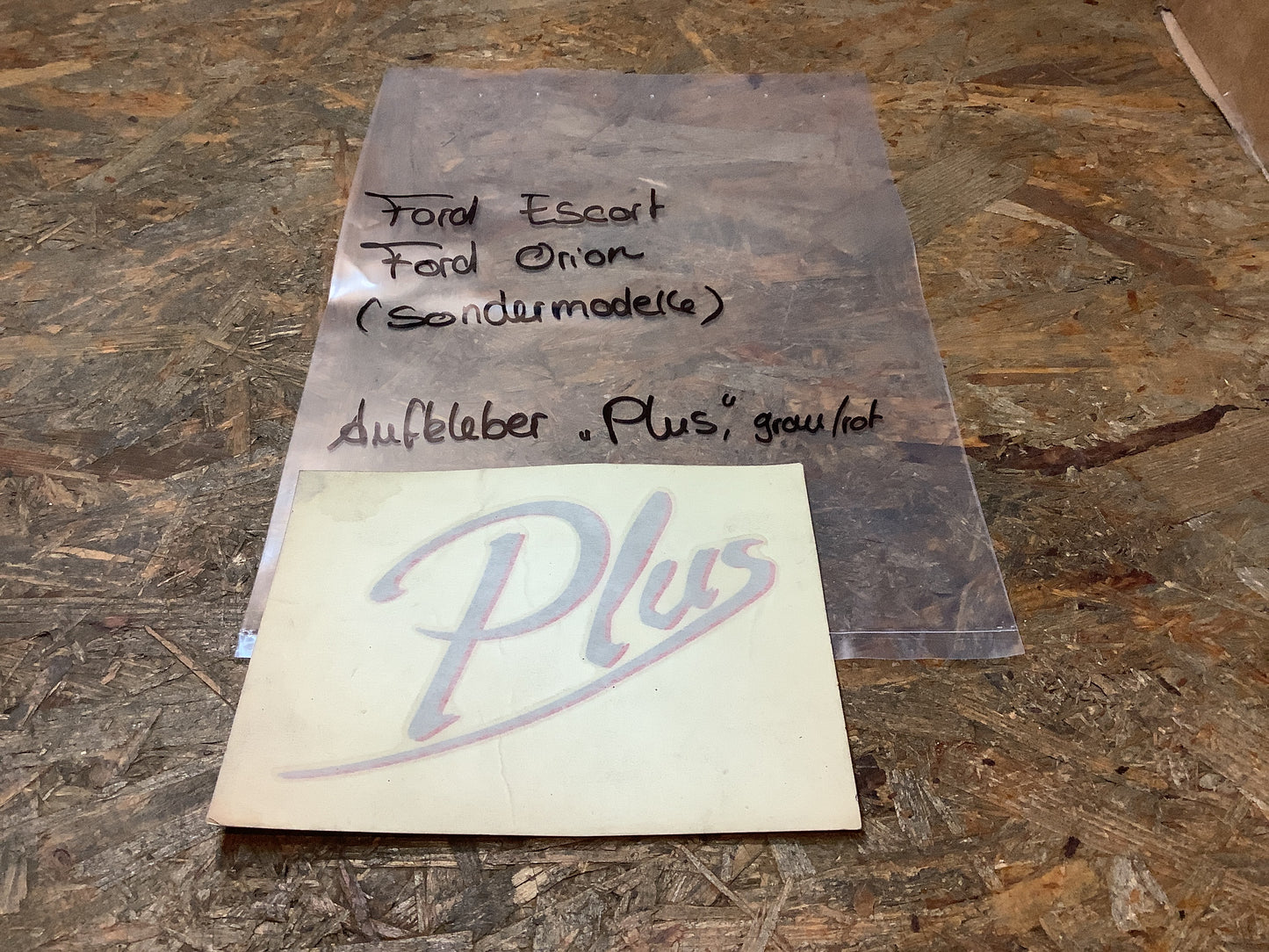 Aufkleber „Plus“ grau/rot Original Ford NEU