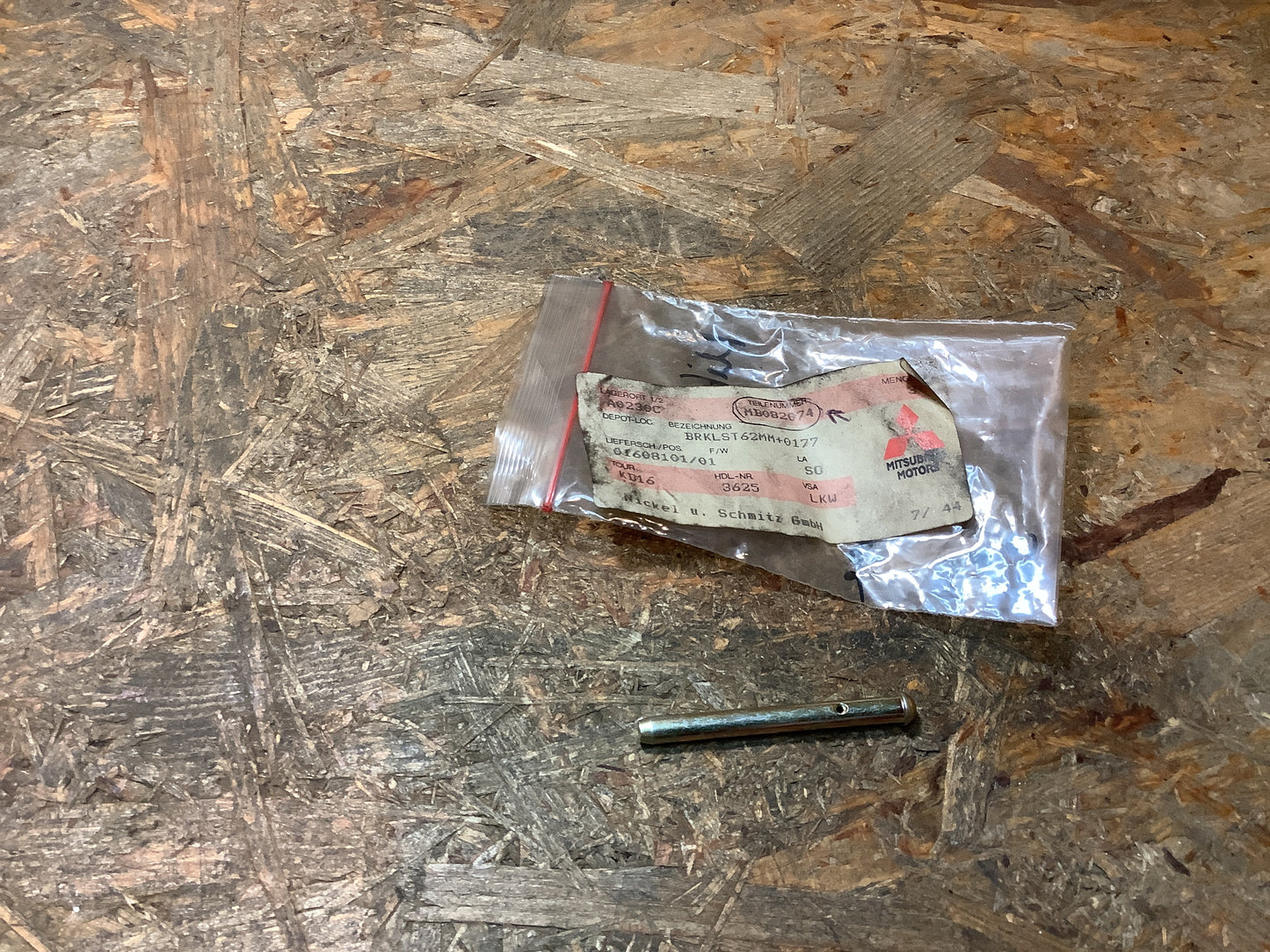 Mitsubishi Bolzen an Bremsbeläge Original Mitsubishi NEU