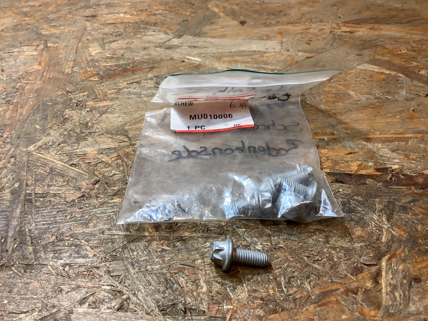 Mitsubishi Colt Z32A, Bj. 07-08 Schraube, Bodenkonsole Original Mitsubishi NEU