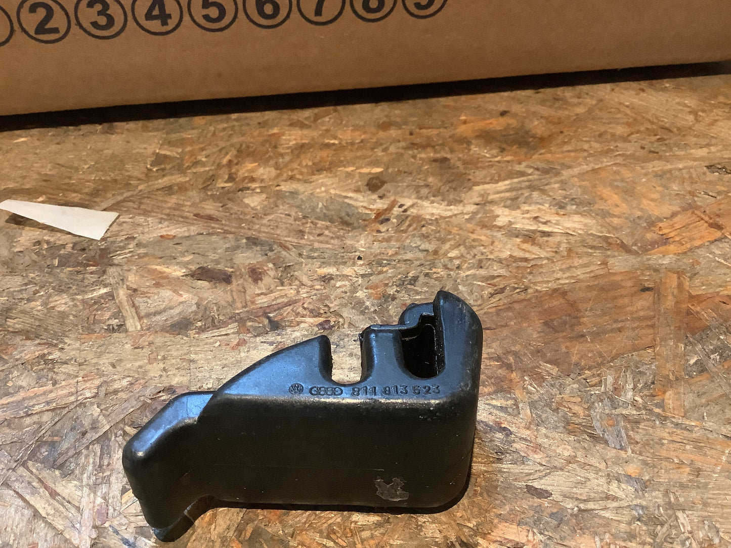 Audi 80 B2 Halter für Federstab Heckklappe Original VW NEU