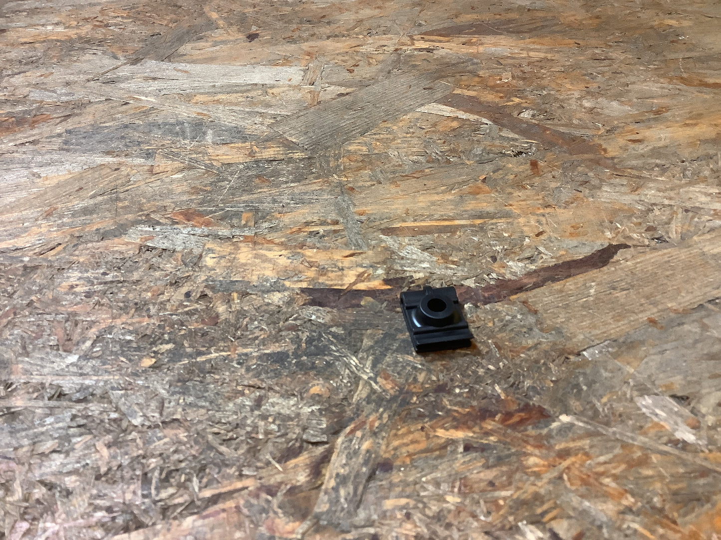 Mitsubishi Carisma, Space Star Tülle, Mutter an Spritzschutz Original Mitsubishi NEU