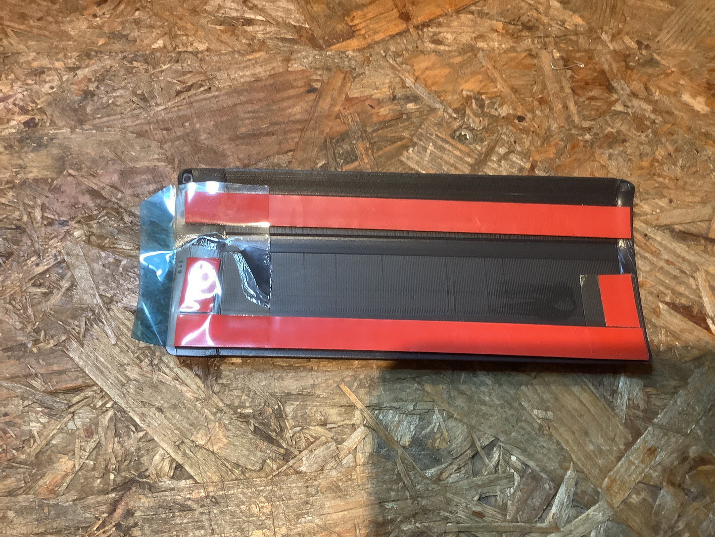 Mitsubishi Delica Star Wagon Zierleiste, Tankdeckelschutz dunkel grau Original Mitsubishi NEU