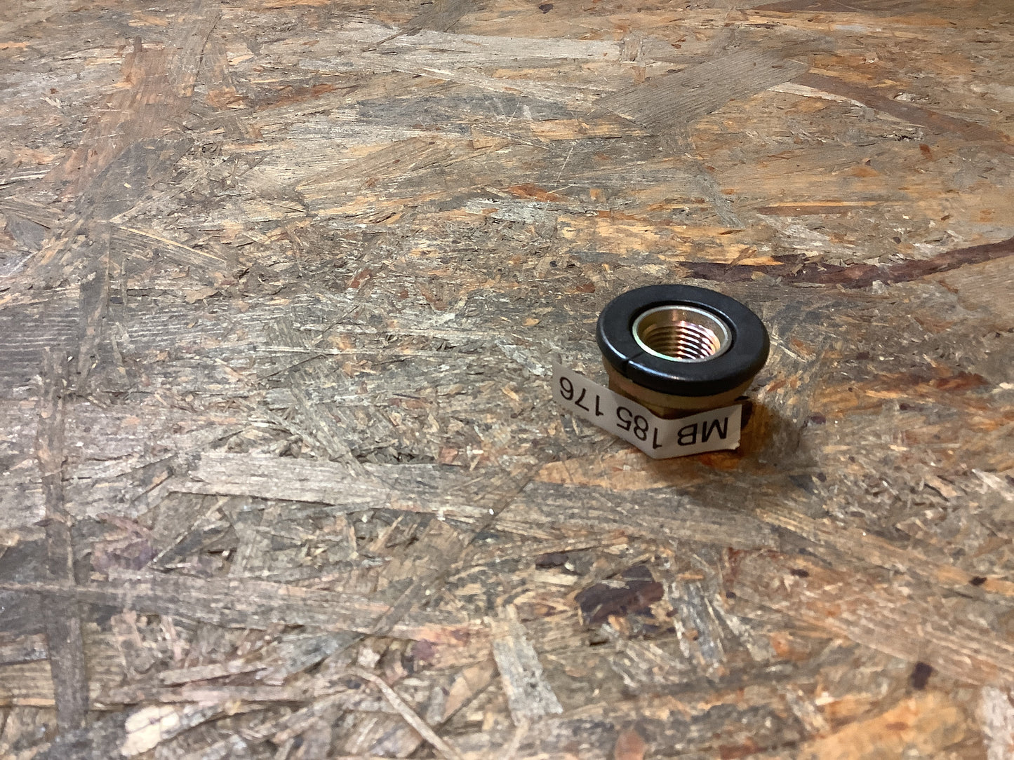 Mitsubishi Radmutter, rechts Original NEU