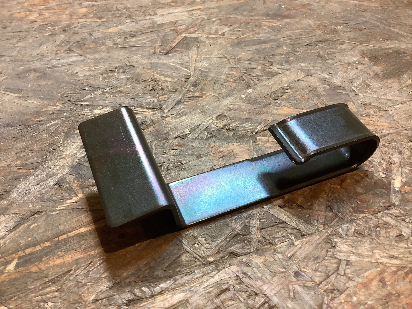 Opel Monterey Bj. 98-00 Halter, Stütze, Kraftstoffleitung an Getriebe Original GM NEU