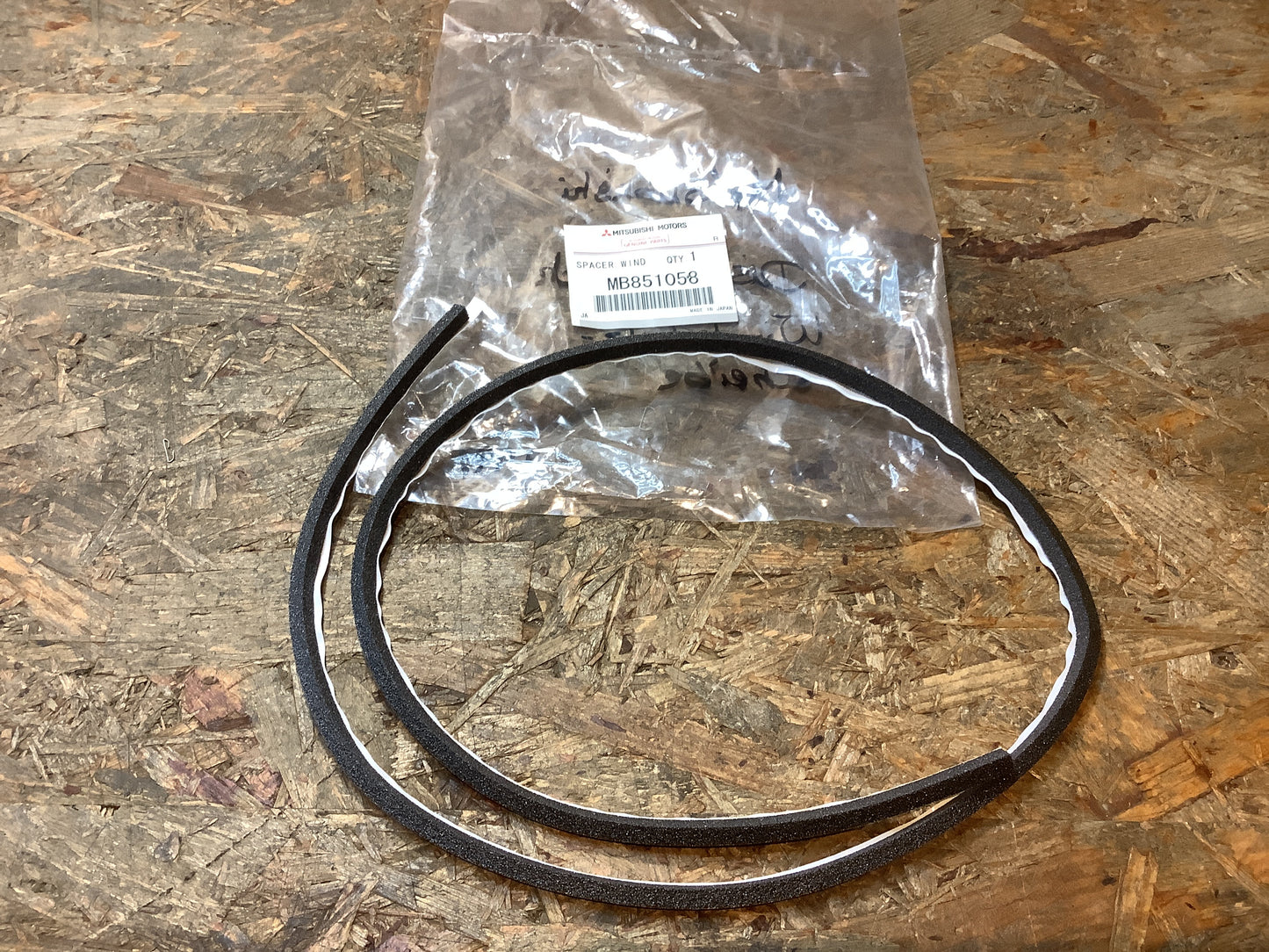 Mitsubishi Distanzstück Windschutzscheibe Original Mitsubishi NEU