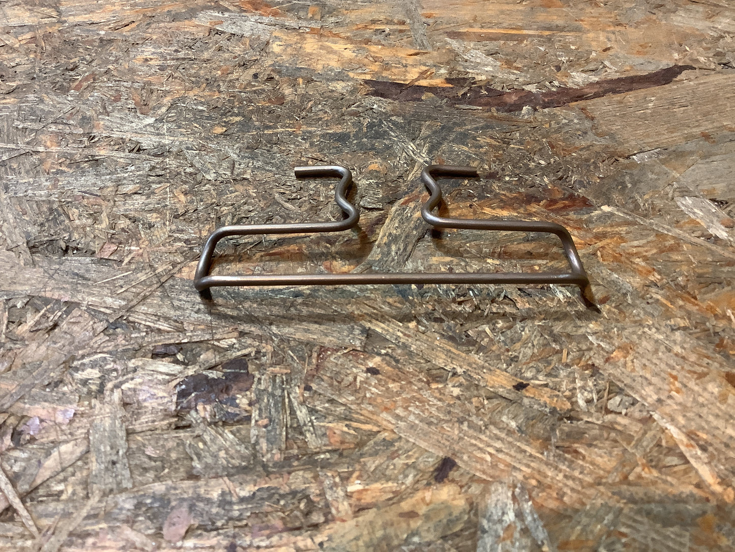 Mitsubishi L300; L032P, Bj.86-94 Feder, vorderer Bremsbelag, Anti-Quietsch Original Mitsubishi NEU