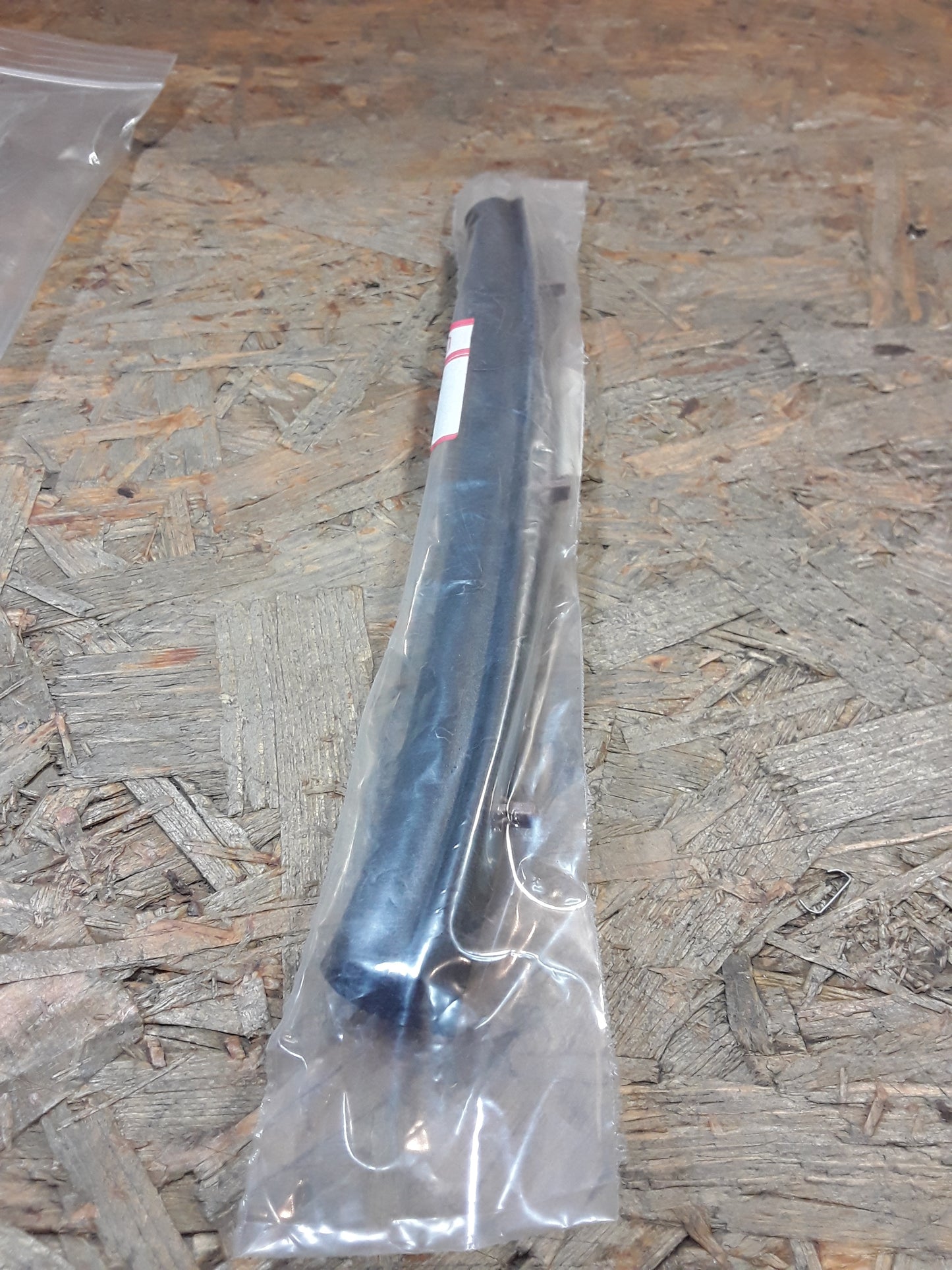 Mitsubishi Carisma (DA4A) Bj 00-03 Dichtungsstreifen an Haube vorne original Mitsubishi NEU