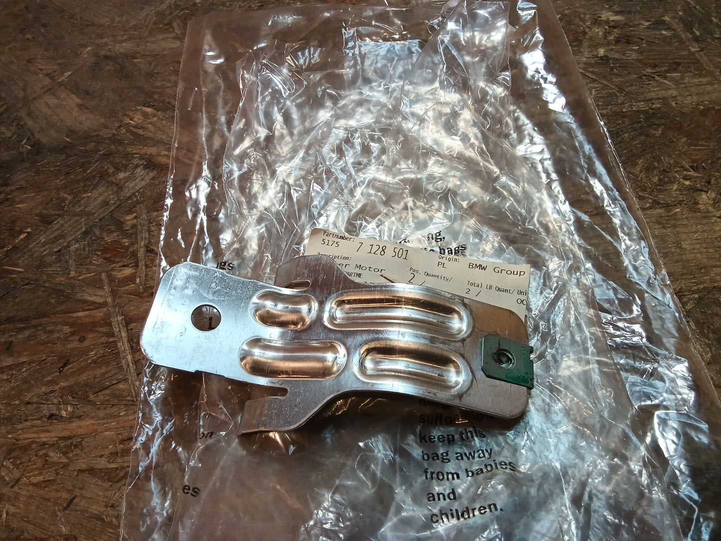 BMW E81-E84, E87, E90-E93 Halter Motorhaubenabschirmung original BMW NEU