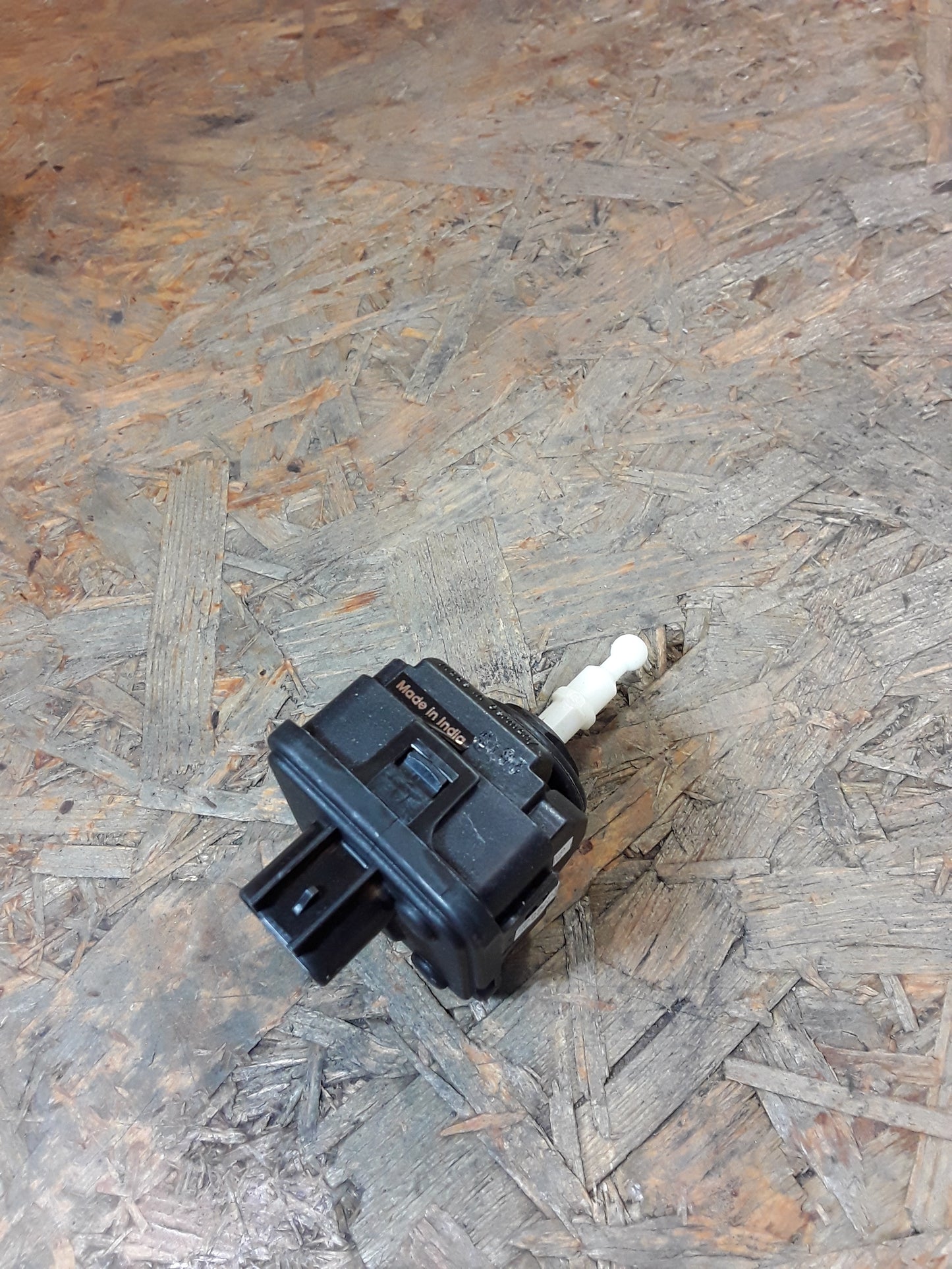 Mitsubishi Carisma DA0A / Space Star DG0A Stellmotor Scheinwerfer original Mitsubishi NEU