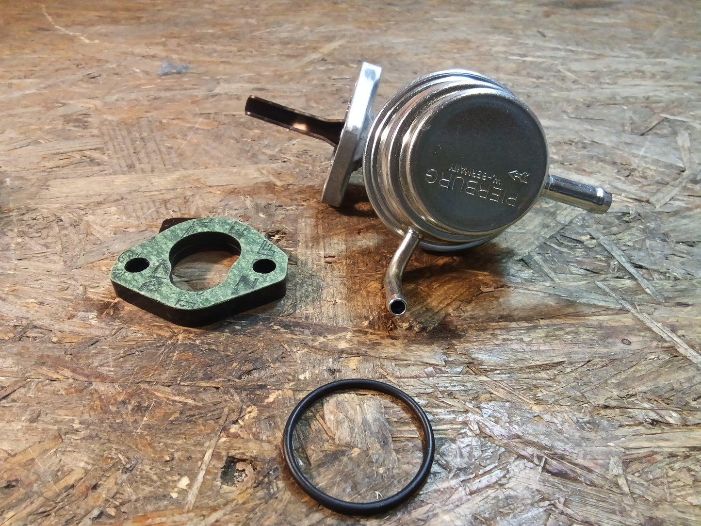 VW Passat B5 1.6 BJ 00-05 Kraftstoffpumpe original Pierburg NEU