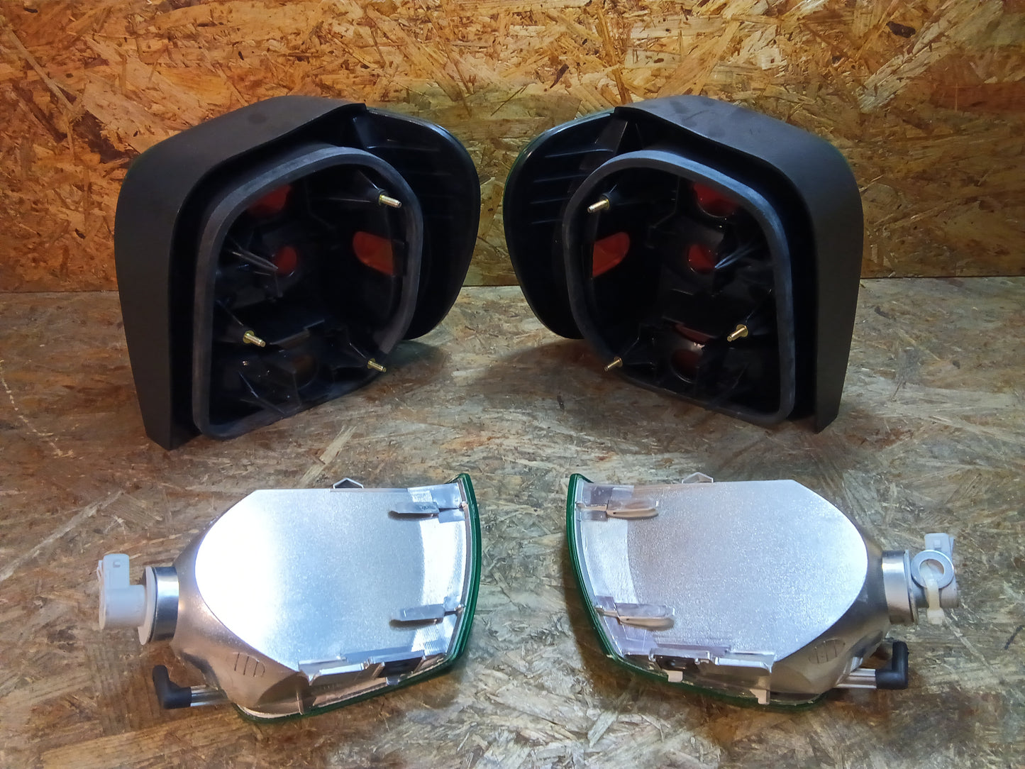 VW Polo lll 10/94-... Rückleuchtensatz mit Blinkerleuchten grün original Hella NEU