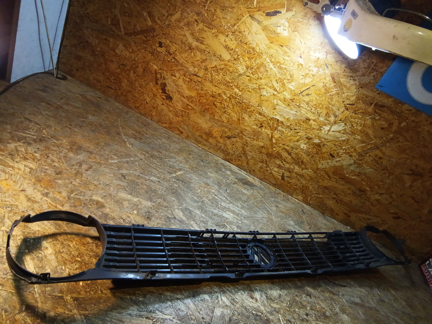 VW Polo 86C Frontgrill mit weißem Emblem original VW NEU