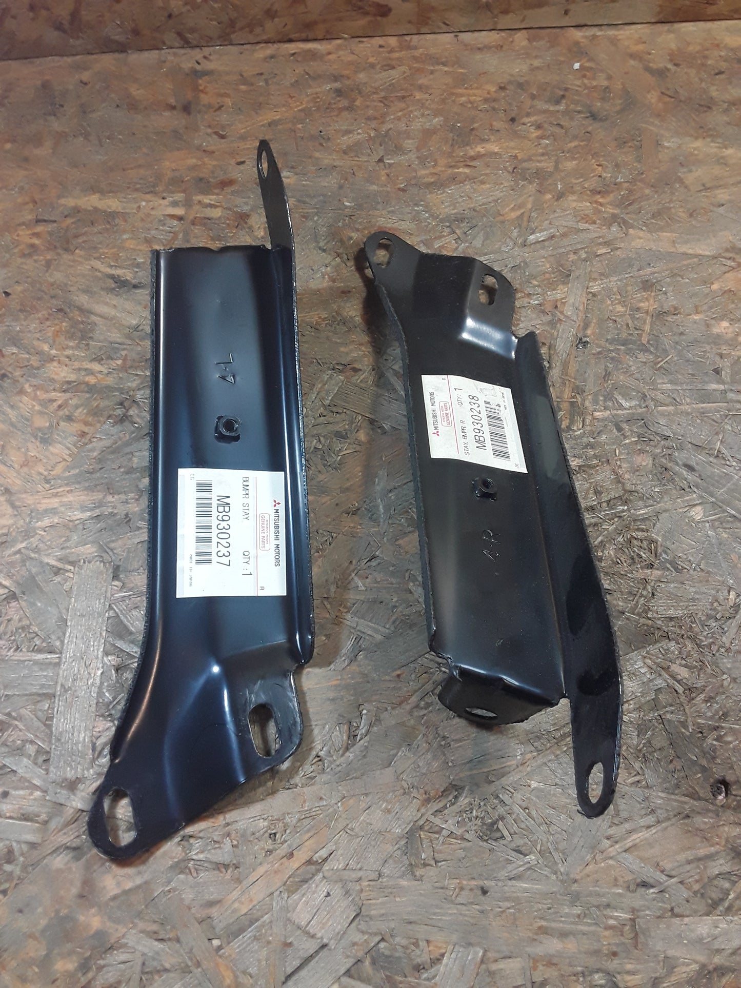 Mitsubishi Pajero Halterset seitlich RH + LH Stoßstange original Mitsubishi NEU NEU