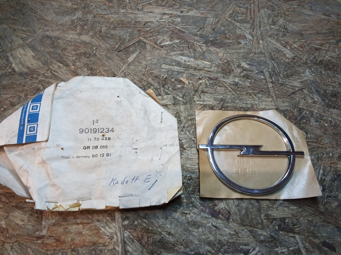 Kadett E BJ 85-89 Emblem Chrom original GM NEU