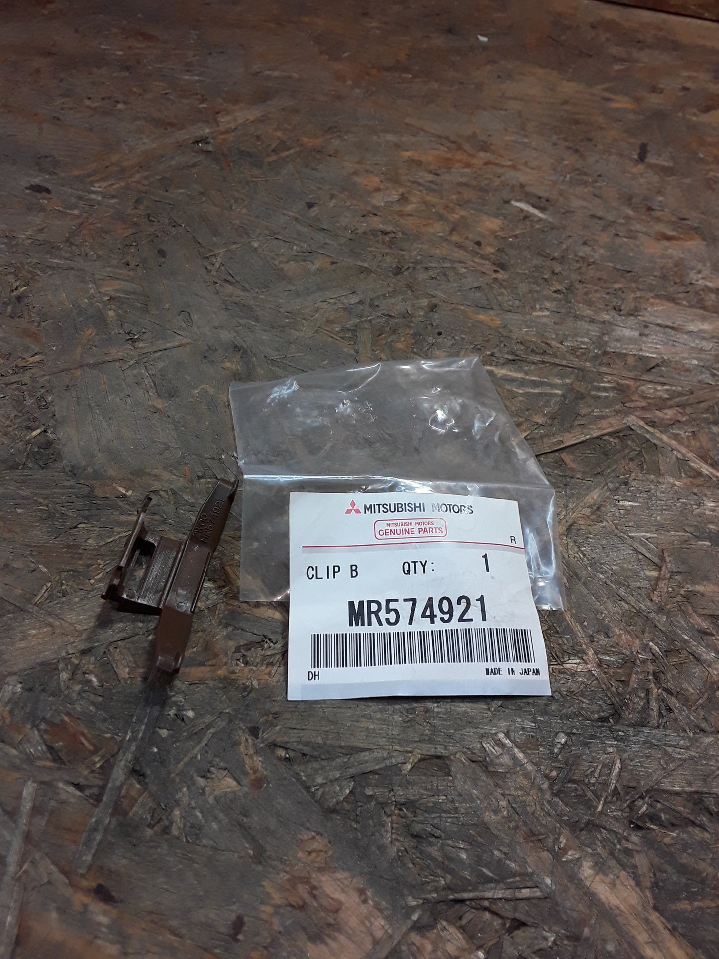 Mitsubishi Outlander Bj 03-06 Clip an Zierleiste Regenrinne an A-Säule original Mitsubishi NEU