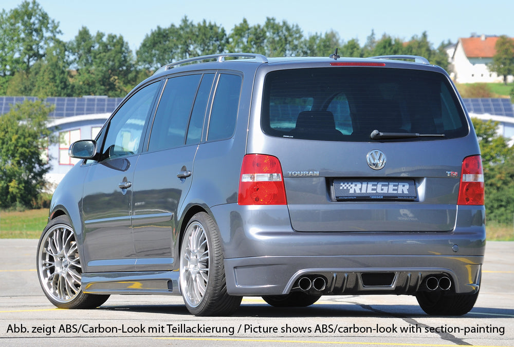 VW Touran (1T) Rieger Heckschürzenansatz für Doppelendrohr li. u. re., ABS, Carbon-Look, für Fzg. mit Anhängekupplung,
inkl. Alugitter, Montagezubehör, Gutachten