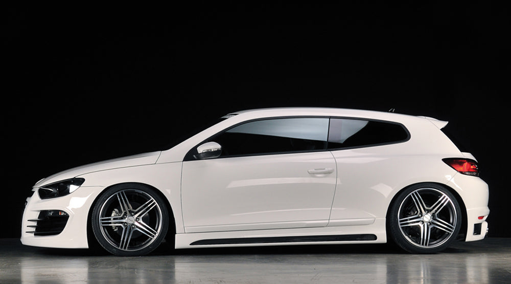 VW Scirocco 3 (13) Rieger Seitenschweller links, mit Schacht, mit Ausschnitt, ABS, Carbon-Look,
inkl. Montagezubehör, Alugitter, Gutachten