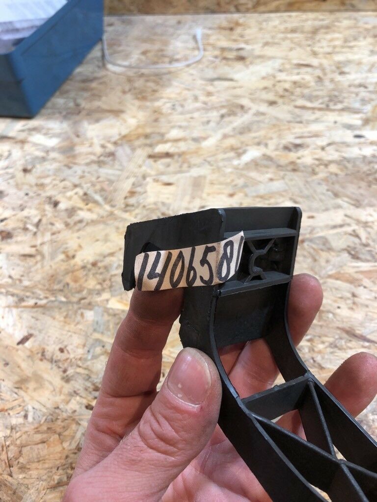 Opel Omega A Caravan Gleitstuck hinter rechts NEU Original GM