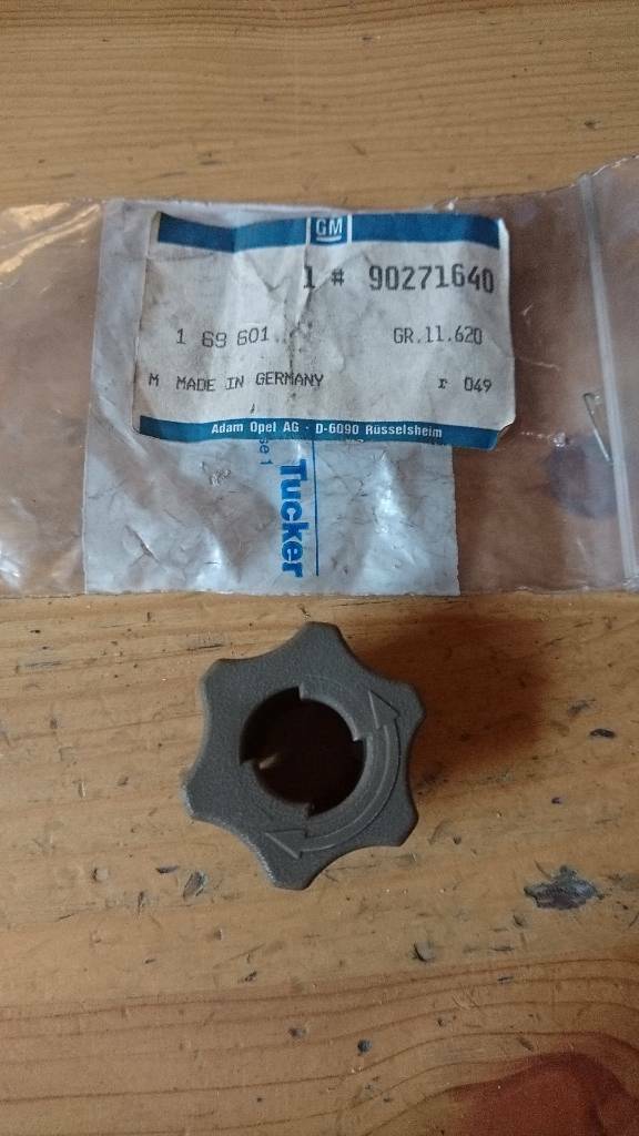 Omega A Senator B drehbarer Knopf Mitte Rücksitzbank Neu GM