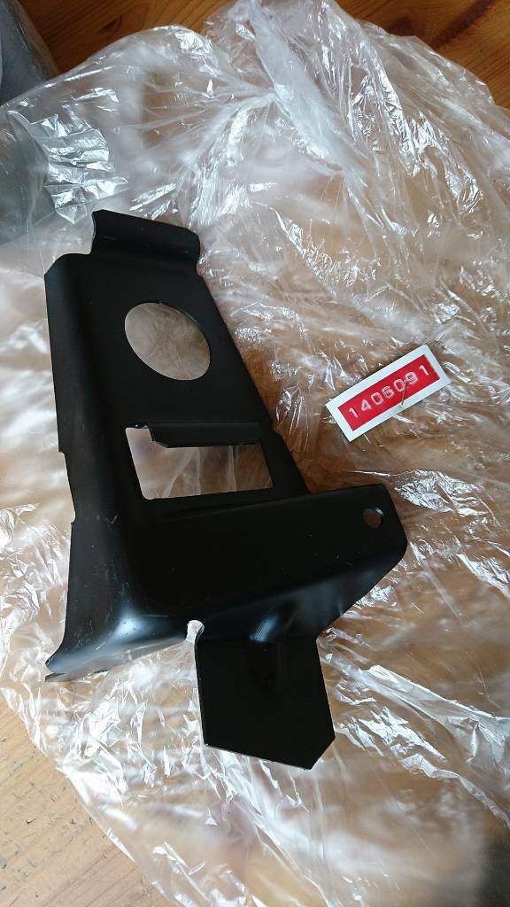 Kadett E Halter Stoßstange vorne rechts Neu Original GM