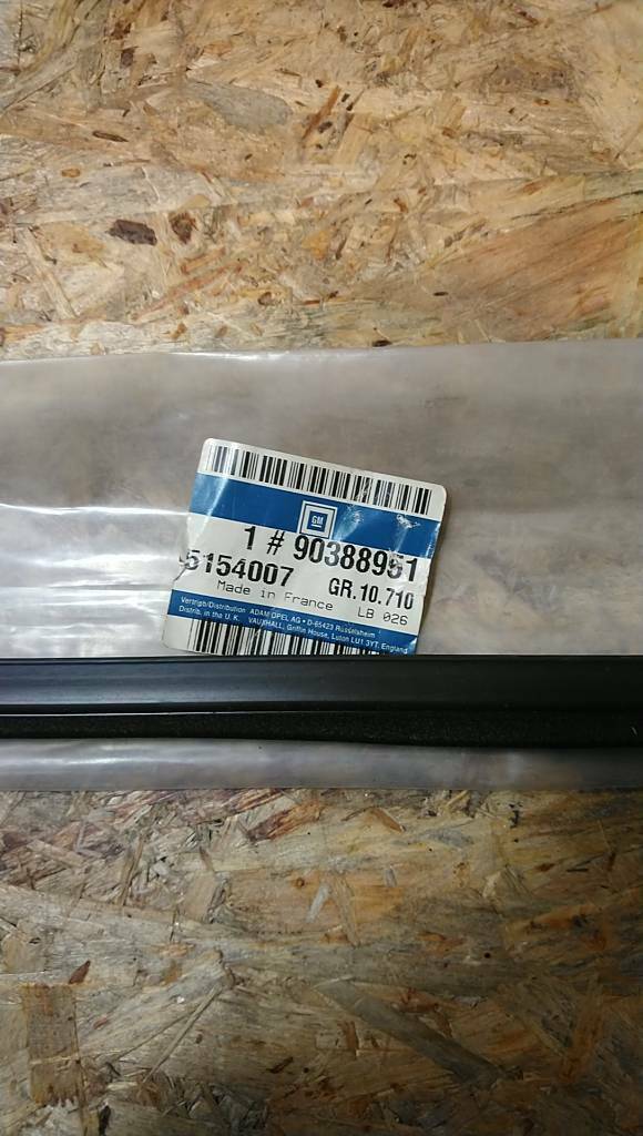 Tigra A Fensterschachtabdeckungen neu Original GM