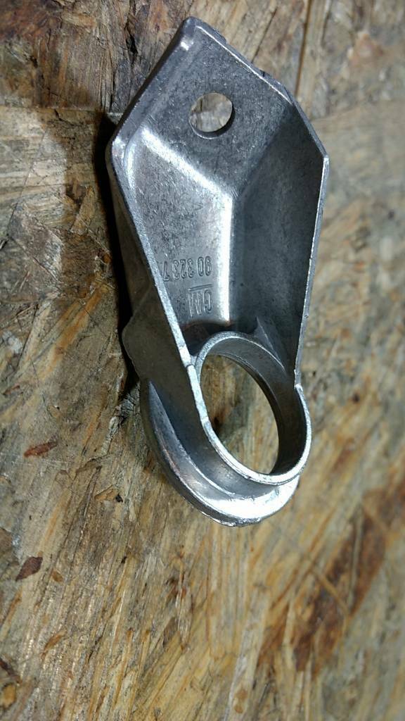 Original GM Opel Astra F Halter rechts Kühler an Front oben NEU