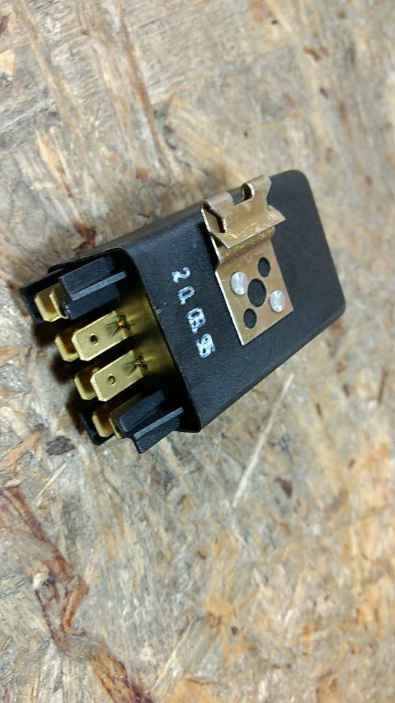 Original GM Opel Vectra B Abblendlicht Relais NEU