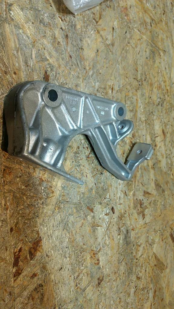 Astra F Halter Motoraufhängung hinten Original GM Opel Neu