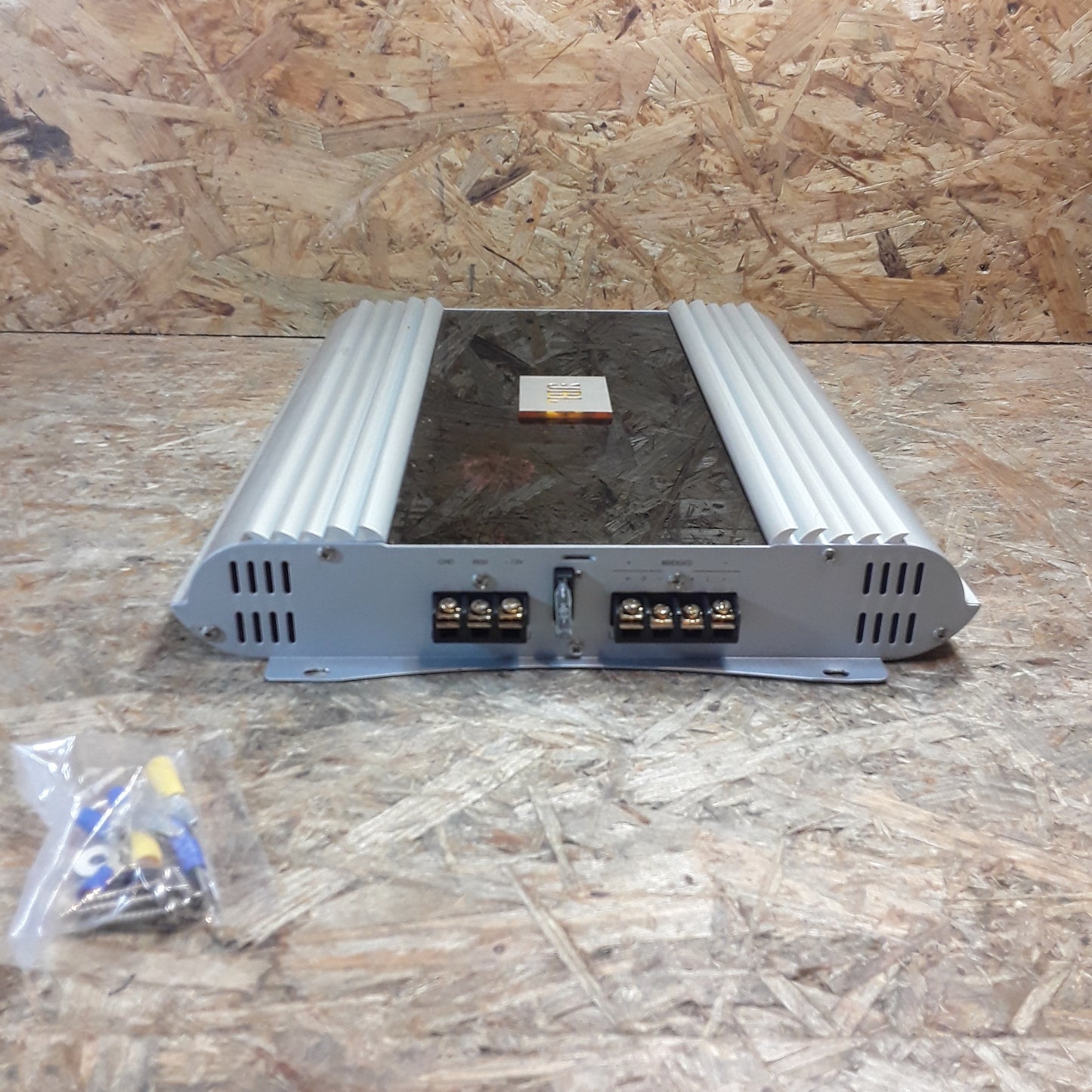 Diverse Fahrzeuge Endstufe Verstärker 400W max power original JBL NEU (Aus Altbestand)