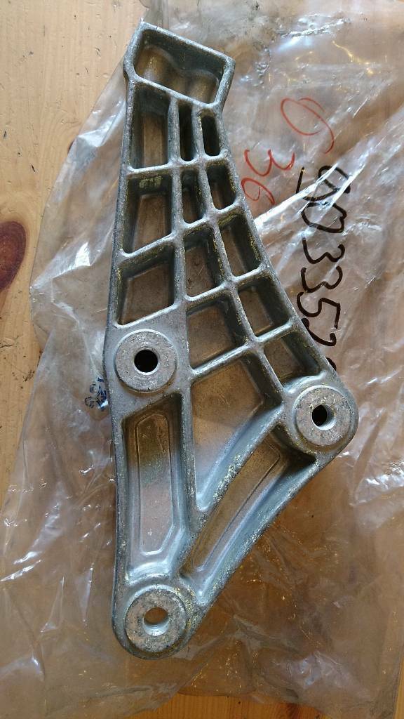Vectra A Motorhalter vorne rechts neu original GM