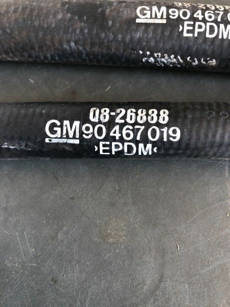 Original GM Opel Omega B Kühlmittelschlauch vorne *NEU*