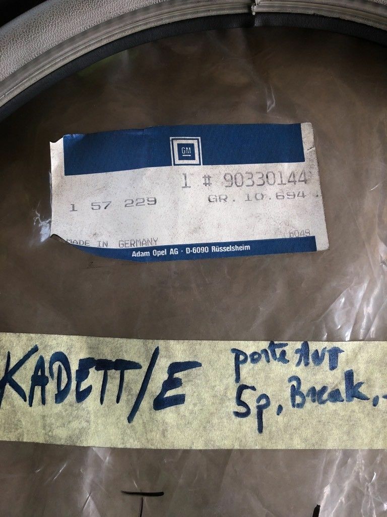 Original GM Opel Kadett E Dichtung Türe vorne links *NEU*