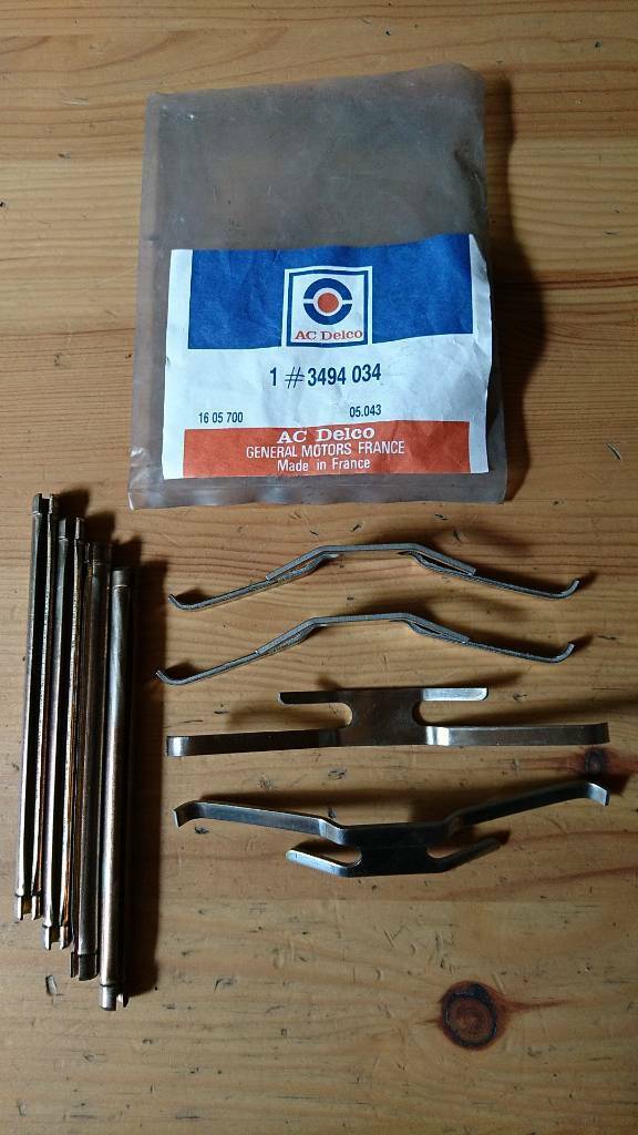 Corsa A Kadett E Omega A Befestigungssatz Bremsbeläge Neu GM