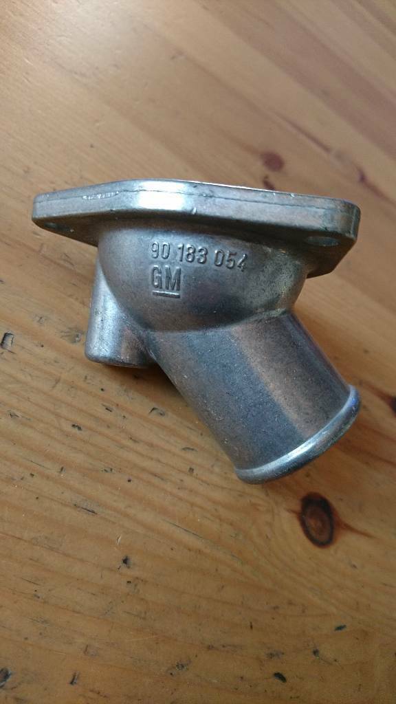 Kadett E Wasserauslass Stutzen Neu Original GM