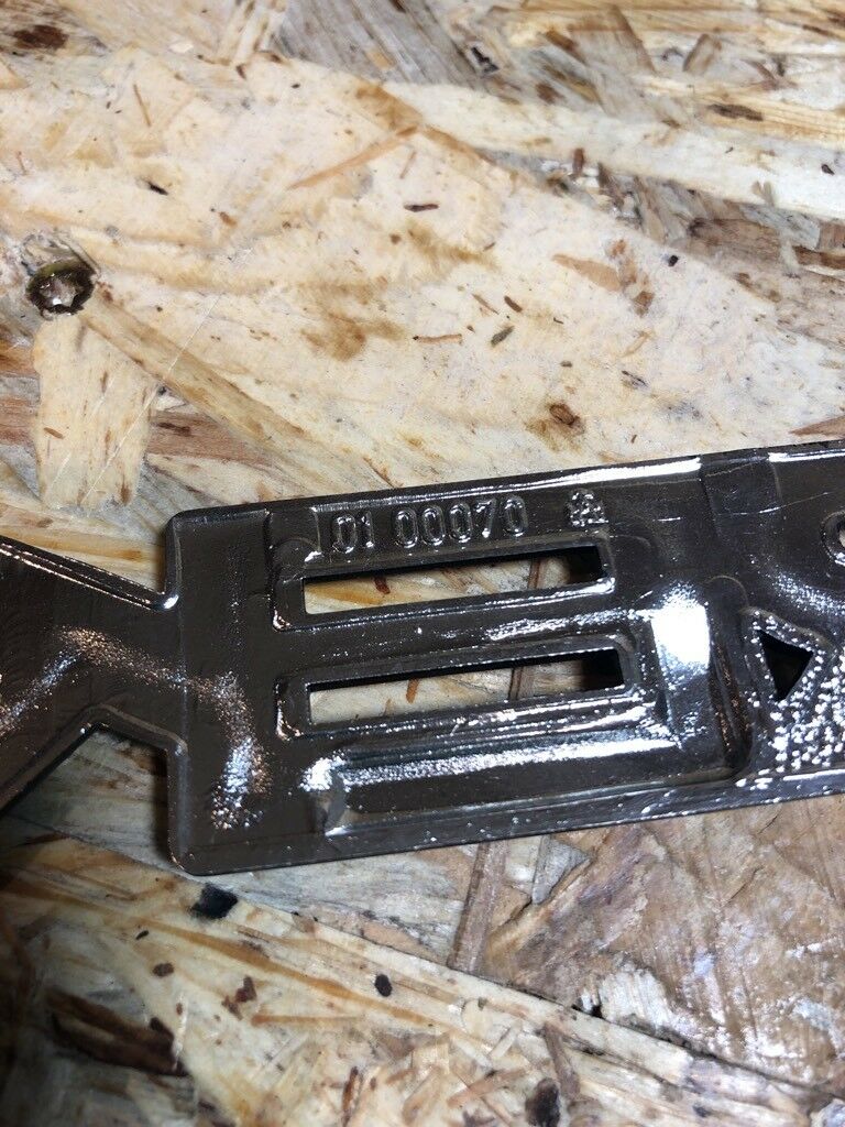 Original GM Opel Rekord Emblem steckend *NEU*