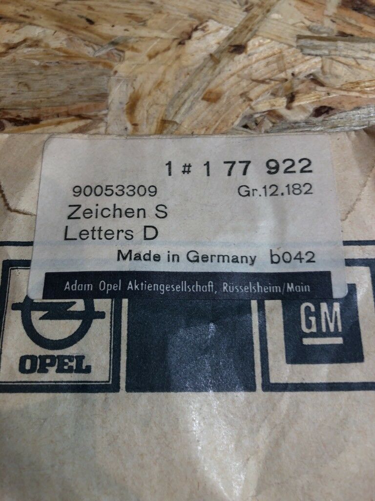 Original GM Opel Kadett D "S" Emblem Logo klebend *NEU*