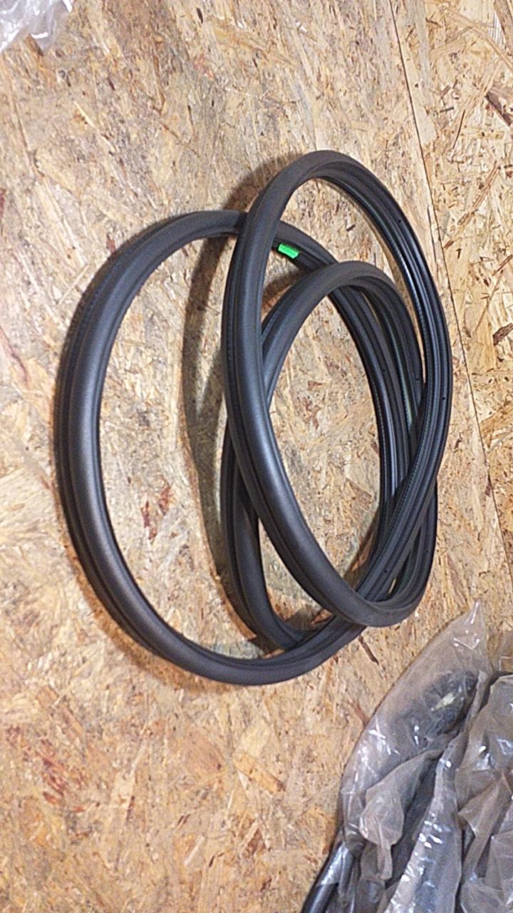Kadett E Gummiabdichtung Vordertüre mit Falschabdeckung schwarz original GM Opel NEU