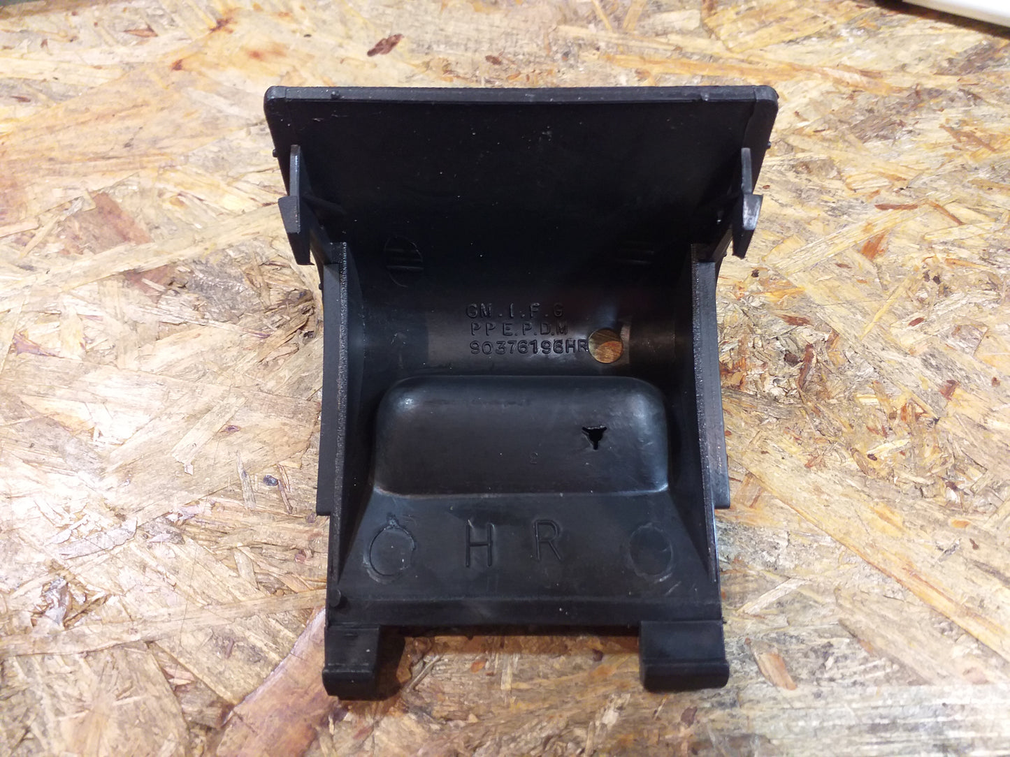 Omega A Klappe hinten rechts an Steinachlagschutz Einstiegsverkleidung original GM Opel NEU