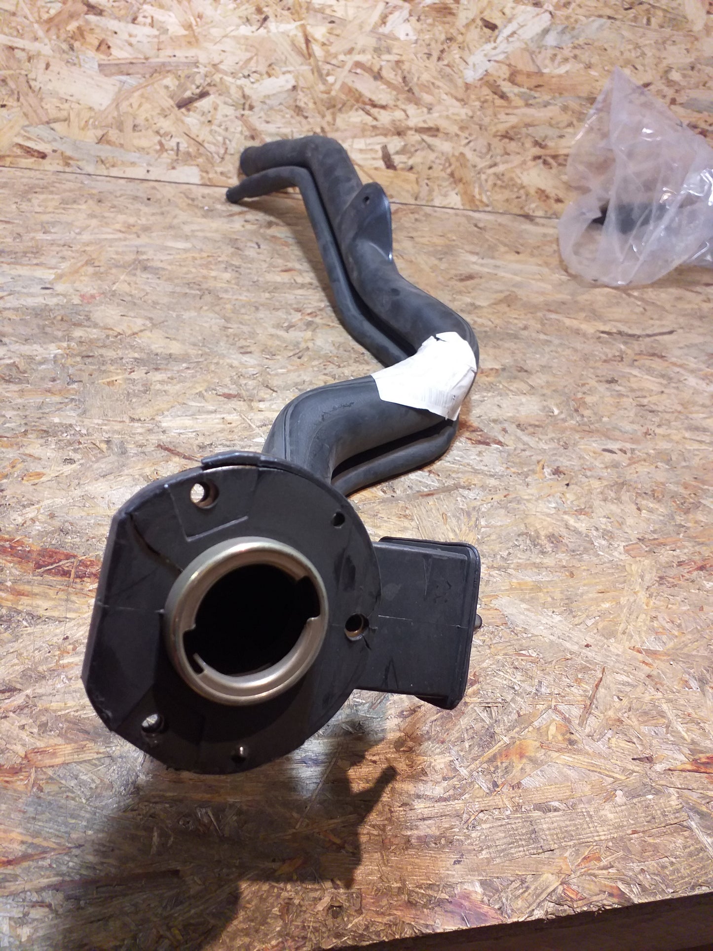 Kadett E Kraftstoffeinfüllrohr original GM Opel NEU