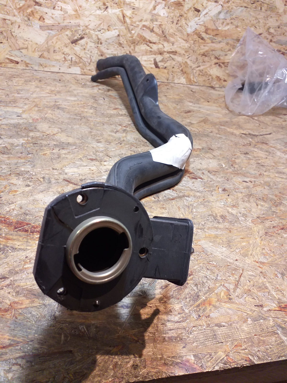 Kadett E Kraftstoffeinfüllrohr original GM Opel NEU