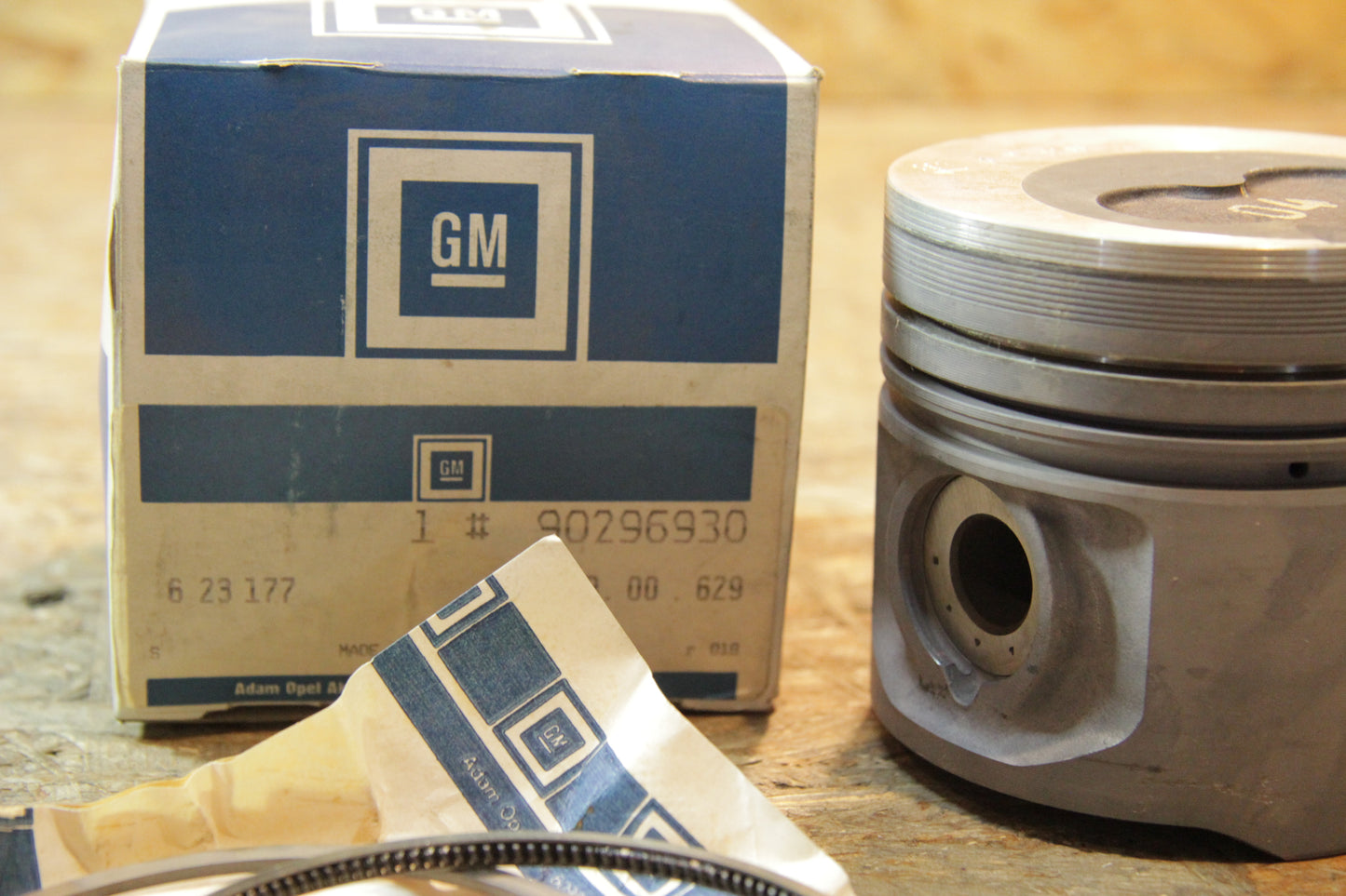 Original GM Opel Kolben, Kolbenbolzen und Ringe Zylinderbohrung 92,03 - 92,04 mm Kennzeichen 04 90296930 Omega A