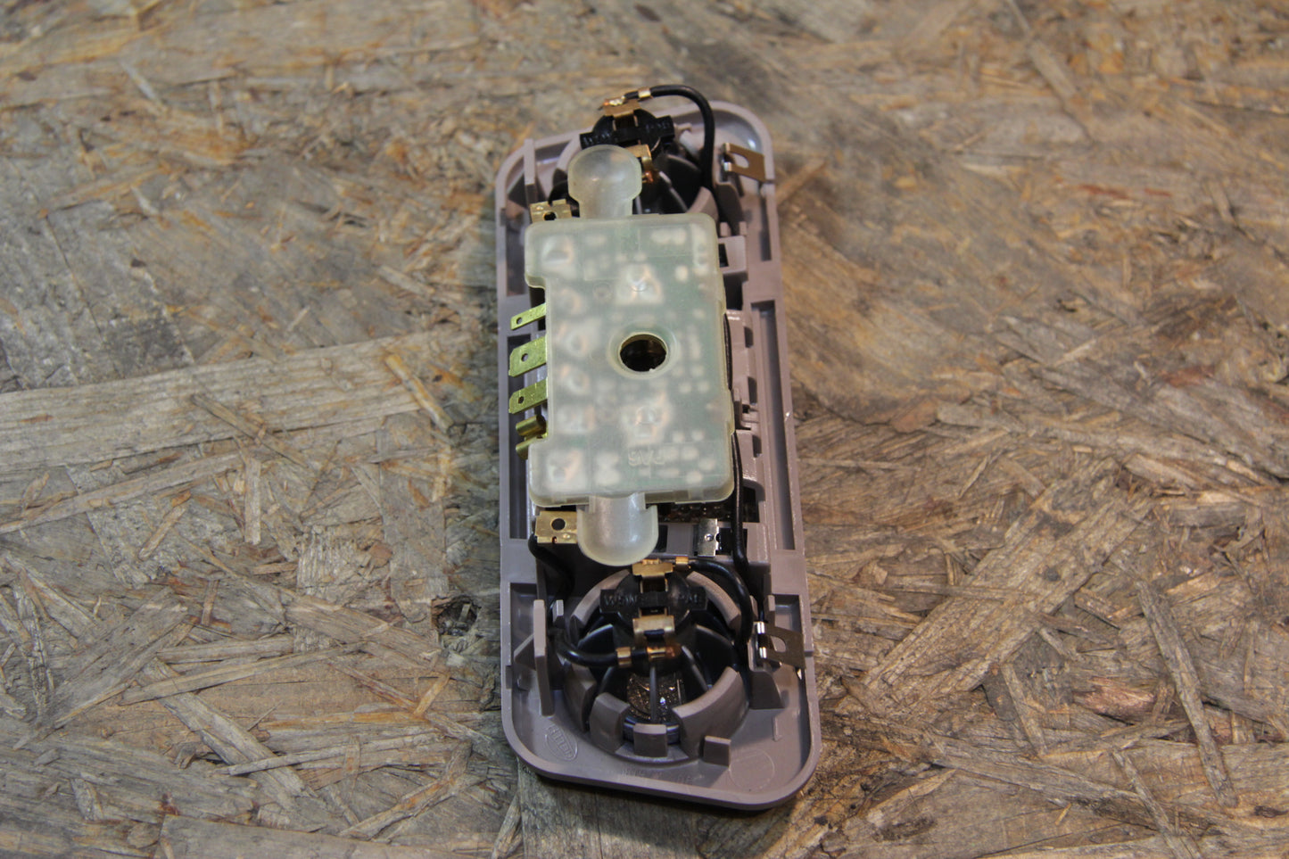 Original GM Opel Innenraumleuchte ohne Verzögerungsschalter pastellbraun 90262227 Omega A