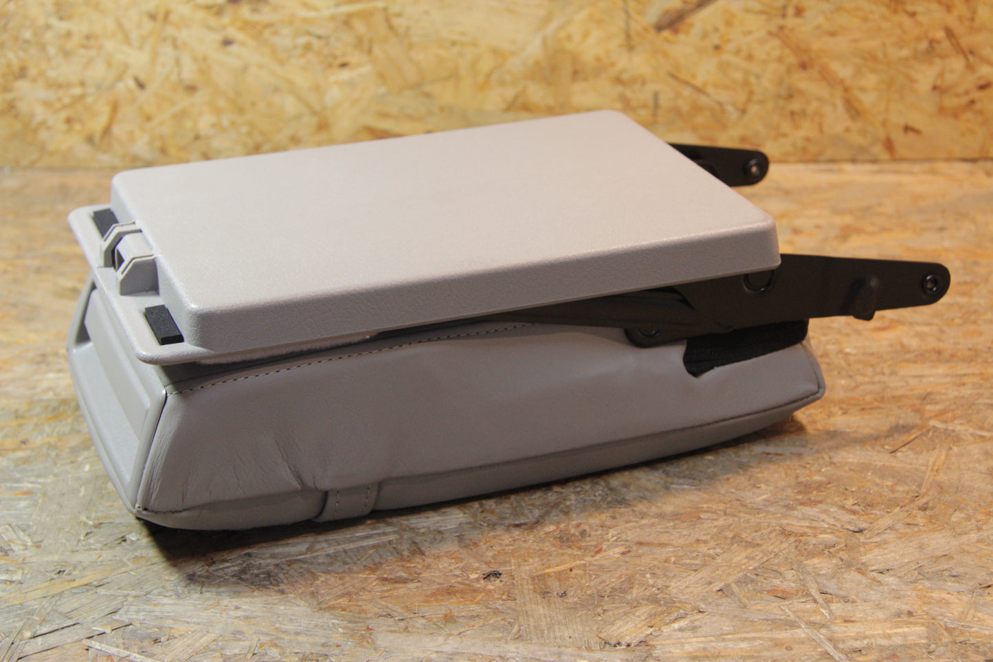 Original GM Opel Armlehne 2- Sitzreihe Mitte grau Leder Polstercode: XXFU 24452005 Zafira A , Zafira A